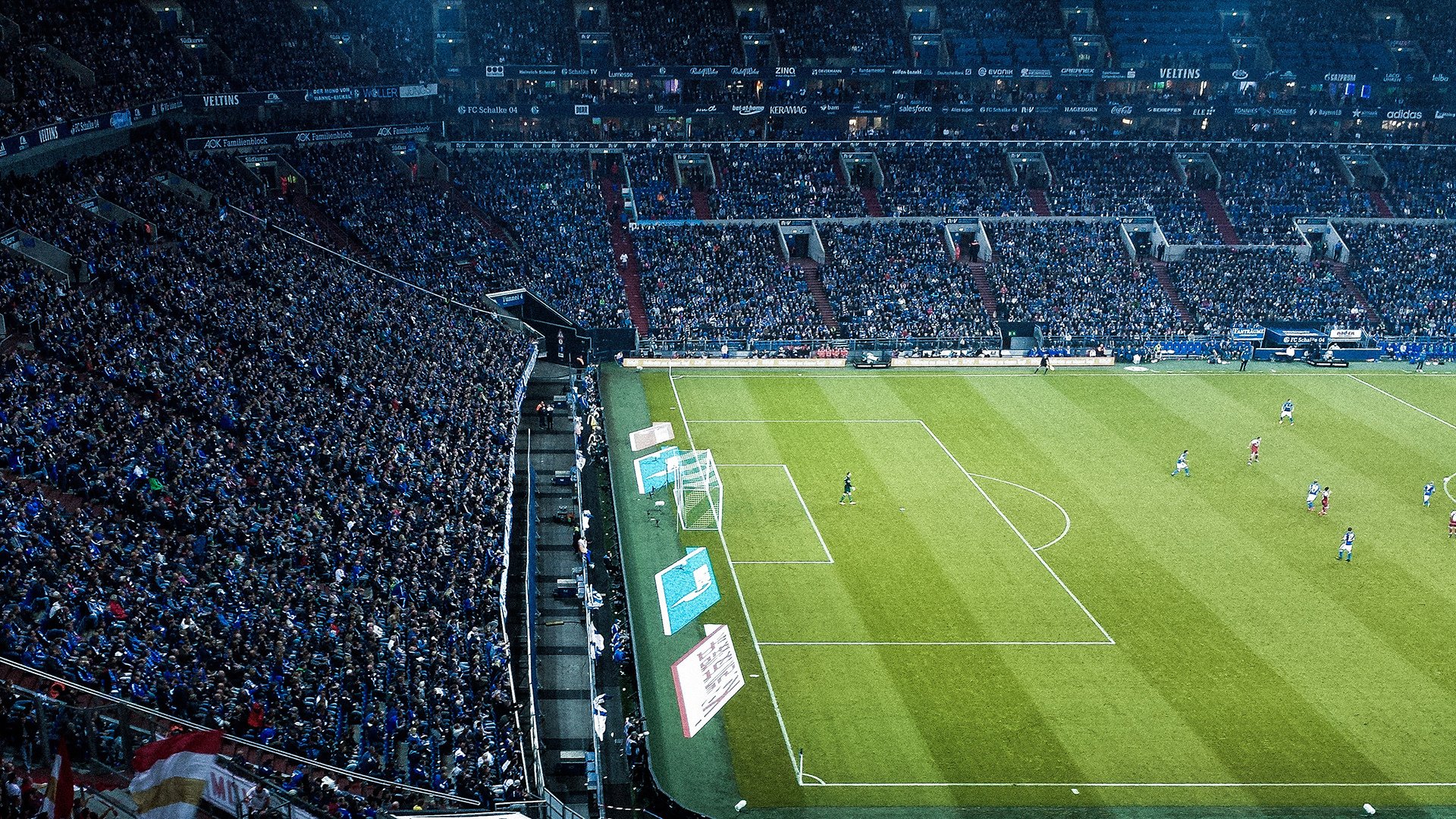 德甲狂战，比分4-3，比赛中明星前锋两球，关键数据：角球12个，传球成功率85%