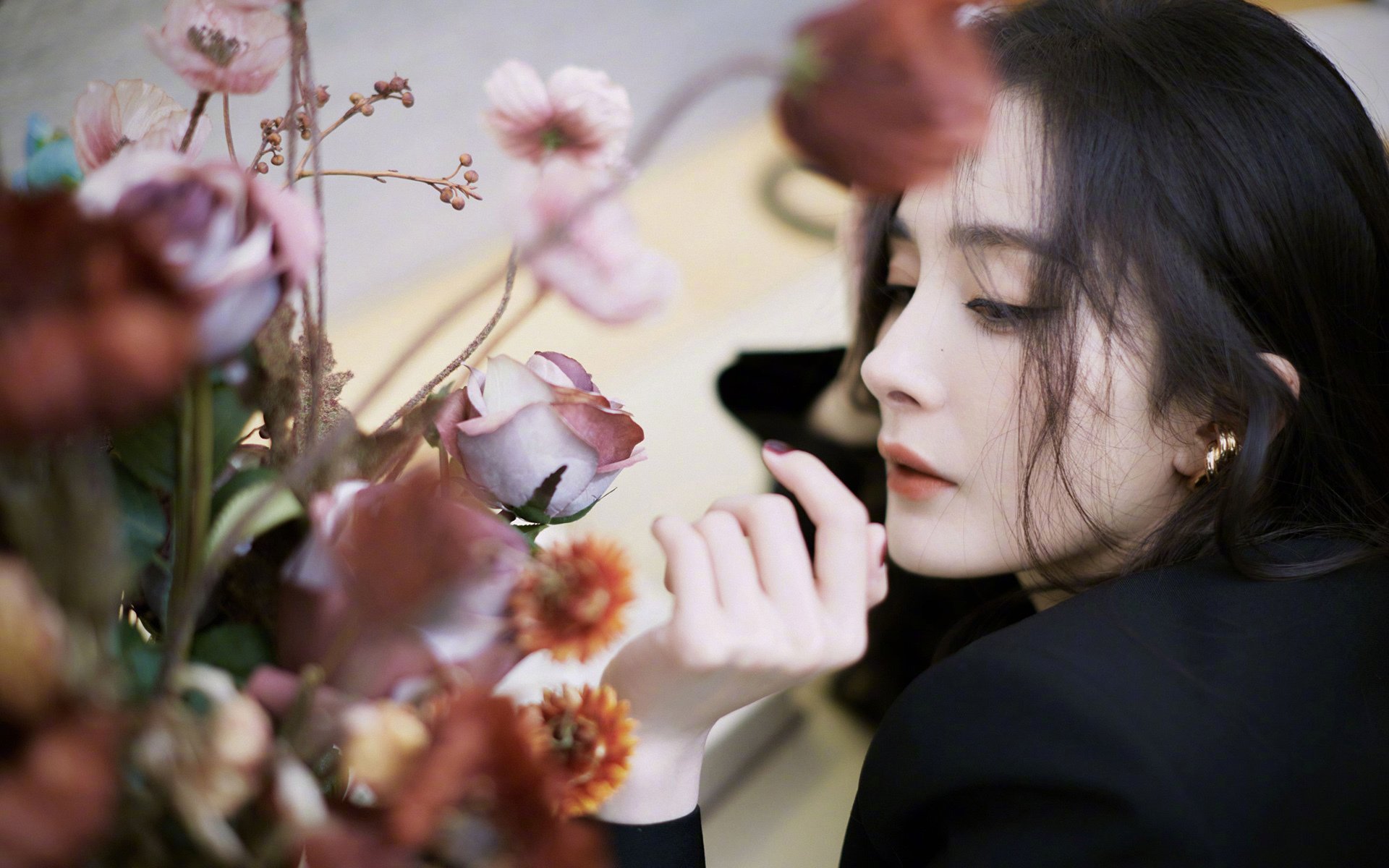 湖人力克雄鹿,詹眉组合合砍65分,湖人对雄鹿聚胜顽球汇